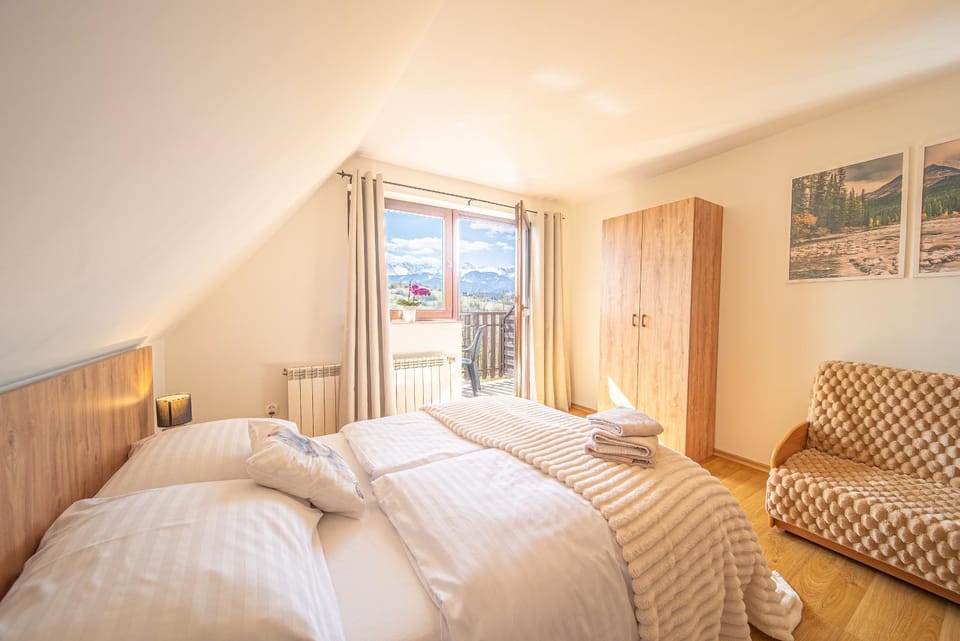 Bed, View (from property/room), Photo of the whole room, Bedroom, City view, Garden view, Mountain view