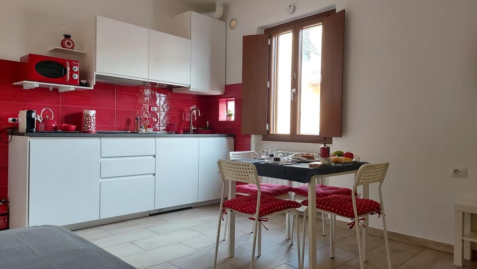 Kitchen or kitchenette, Living room, Seating area, Dining area