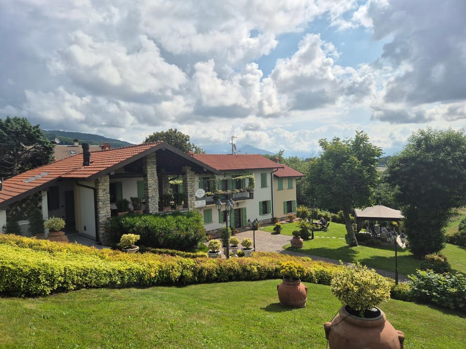 Casale Raffaello B&B Como Bed and Breakfast in Lombardy