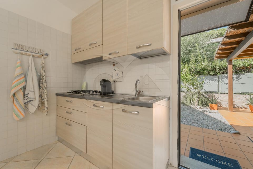 Kitchen or kitchenette, Garden view, stove