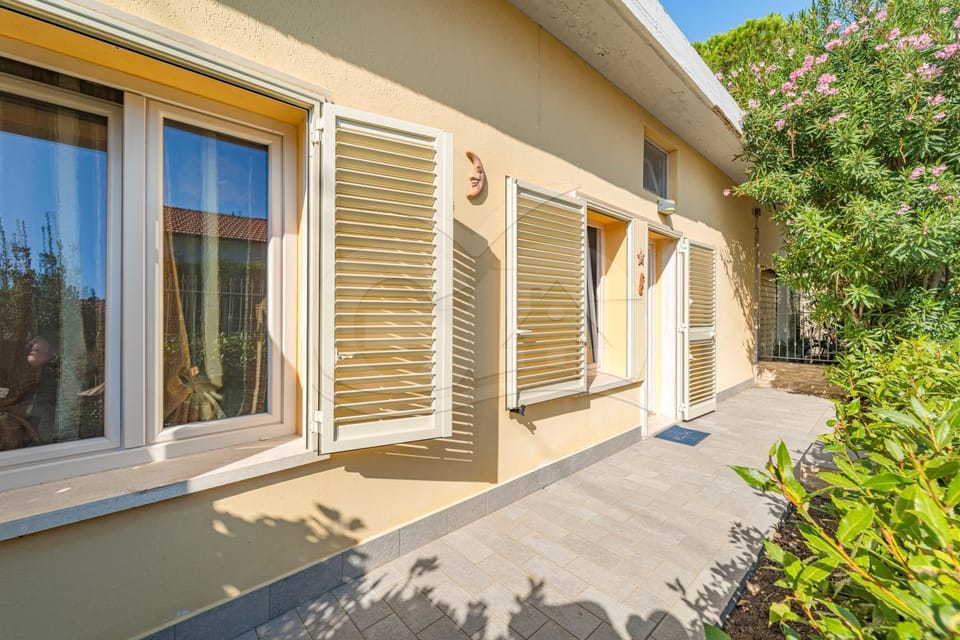 Property building, Facade/entrance