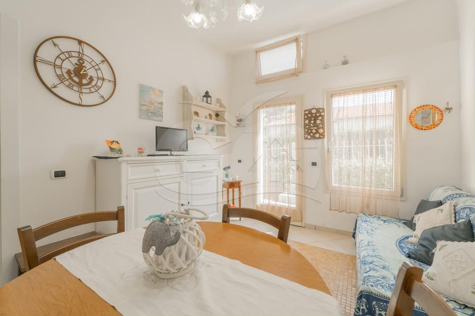 TV and multimedia, Living room, Dining area