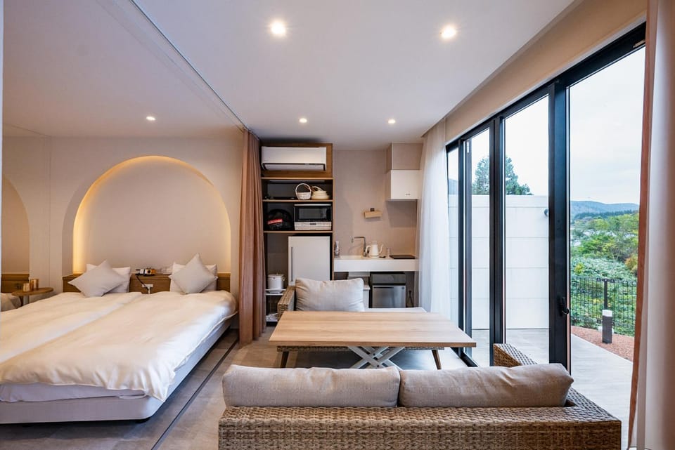Bed, Photo of the whole room, Seating area, minibar, kitchen, air conditioner