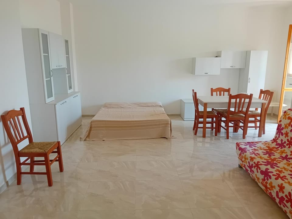Bed, Living room, Photo of the whole room, Seating area, Dining area