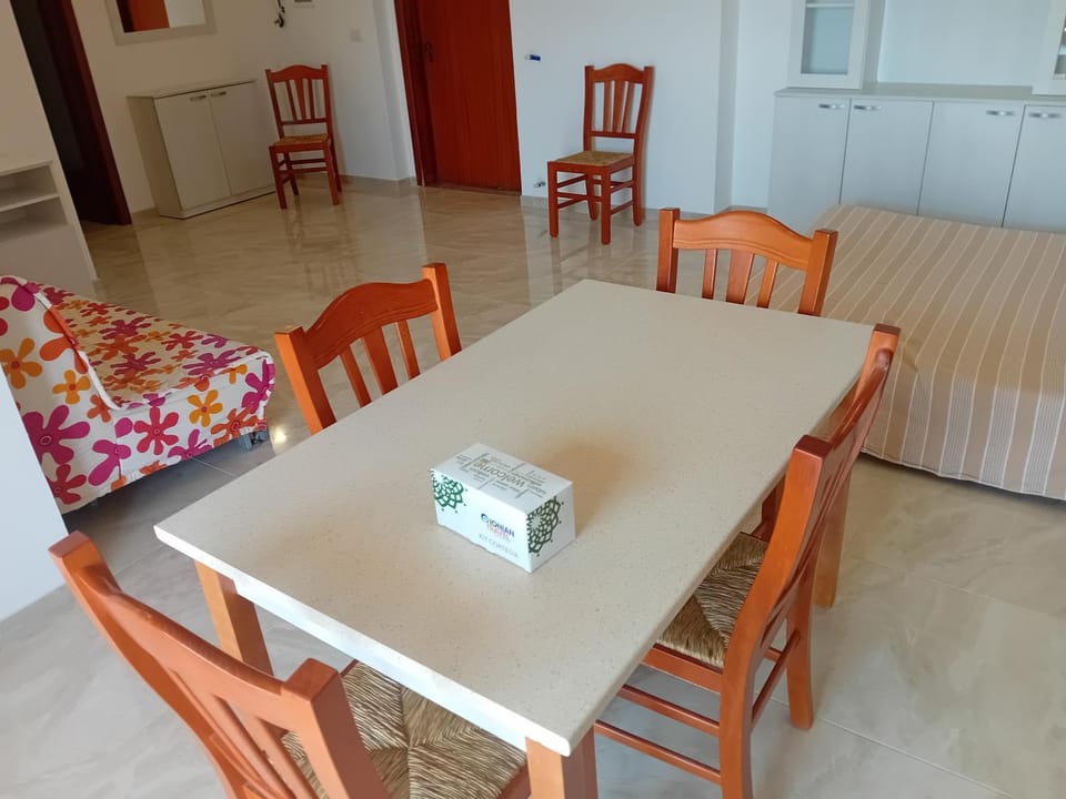 Living room, Photo of the whole room, Seating area, Dining area