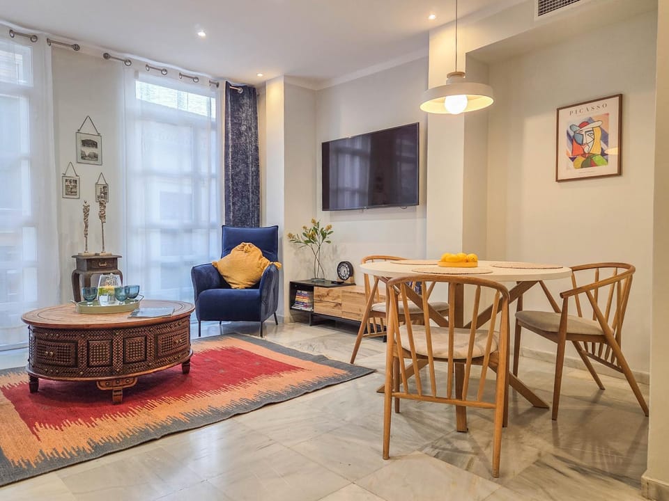 TV and multimedia, Living room, Seating area, Dining area