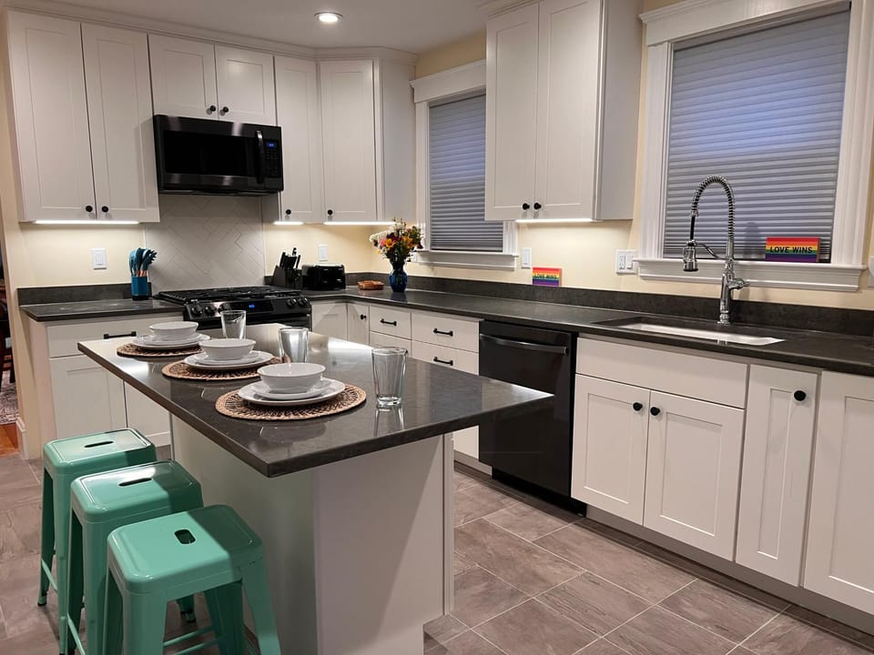 Kitchen or kitchenette, Dining area, minibar, stove