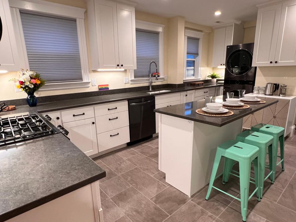 Kitchen or kitchenette, Dining area, dishwasher, stove, laundry