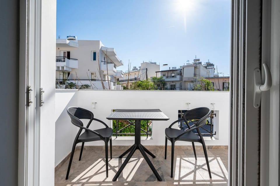 Property building, Patio, Day, Balcony/Terrace, Seating area, Dining area, City view