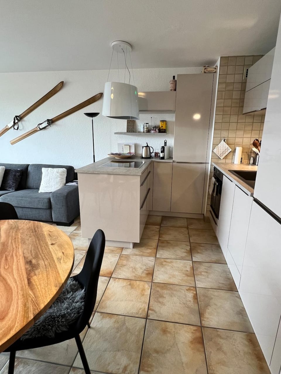 Kitchen or kitchenette, Dining area, stove