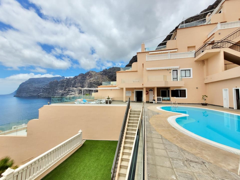 Property building, Balcony/Terrace, Sea view, Swimming pool
