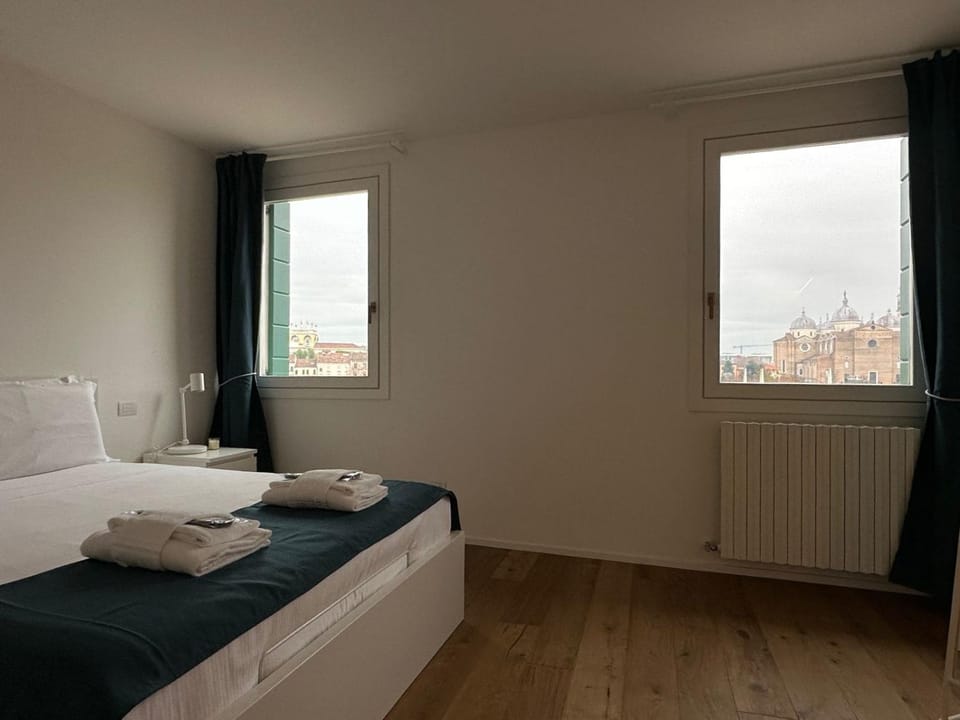 Bed, Bedroom, City view, Landmark view, internet, towels
