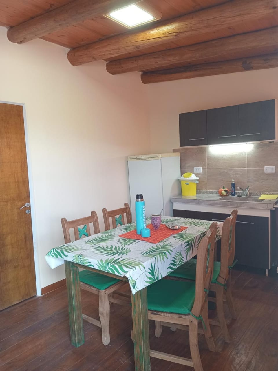 Kitchen or kitchenette, Dining area, stove