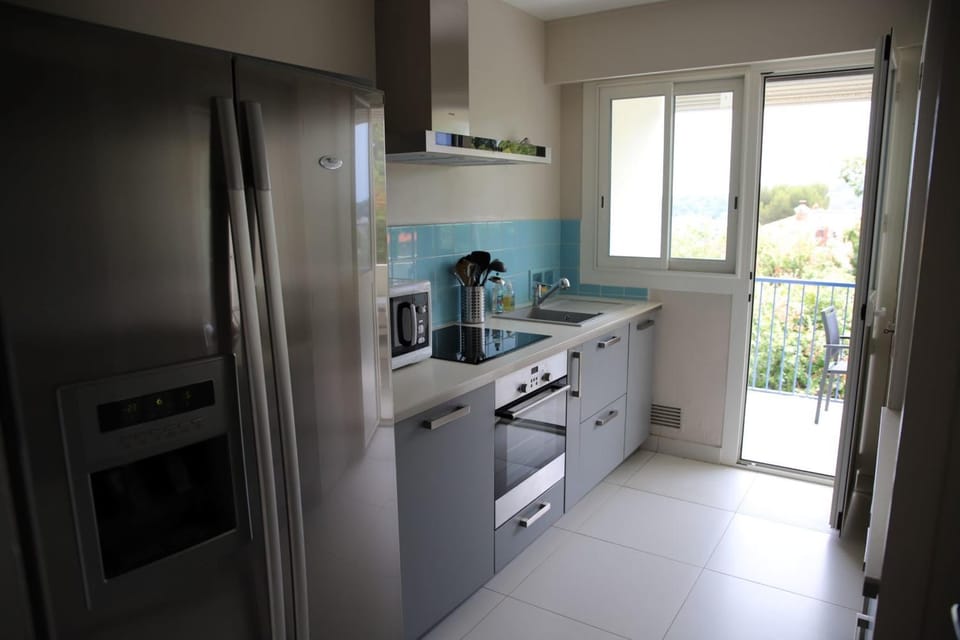 Spacious apartment with balcony and sea view Apartment in Antibes