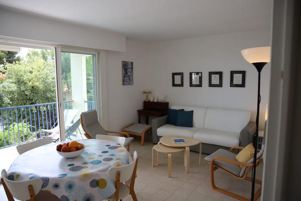 Spacious apartment with balcony and sea view Apartment in Antibes