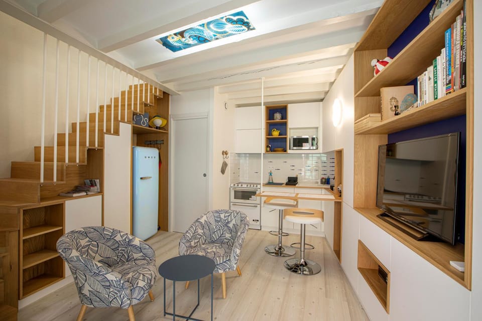 Kitchen or kitchenette, Living room, Seating area
