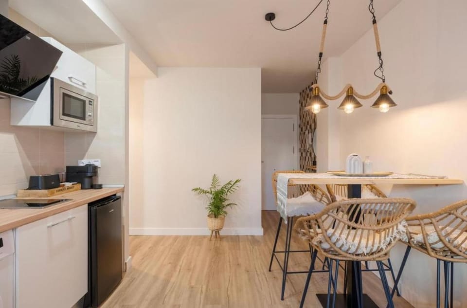 Kitchen or kitchenette, Dining area, minibar, pet friendly, stove, toaster