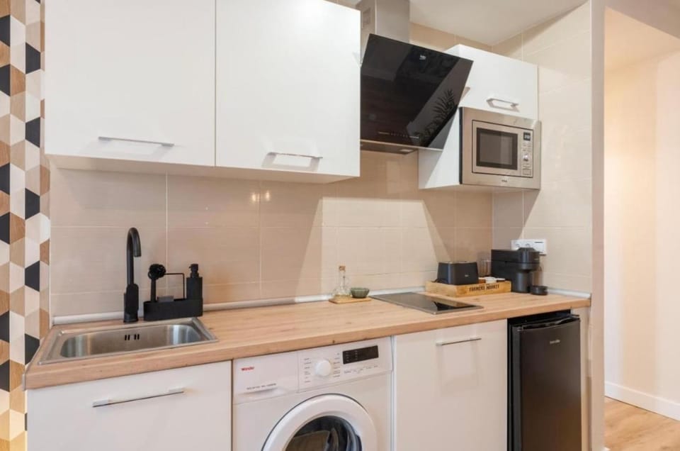 Coffee/tea facilities, Kitchen or kitchenette, minibar, oven, stove, toaster, washing machine