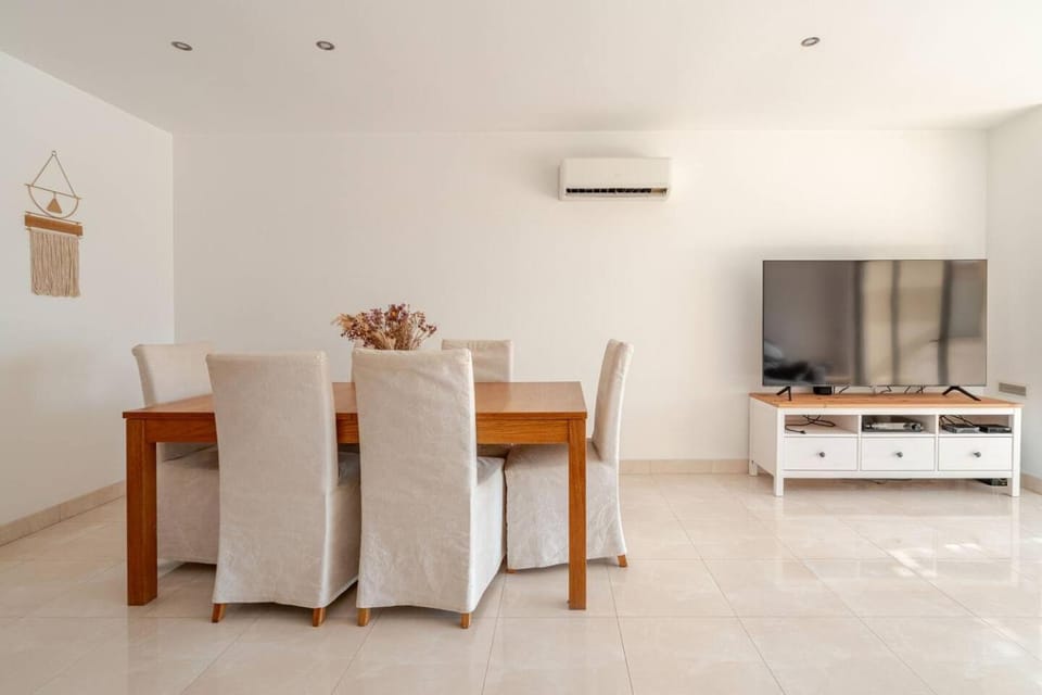 TV and multimedia, Living room, Dining area, air conditioner