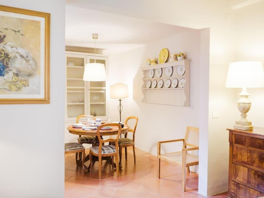 Living room, Decorative detail, Seating area, Dining area