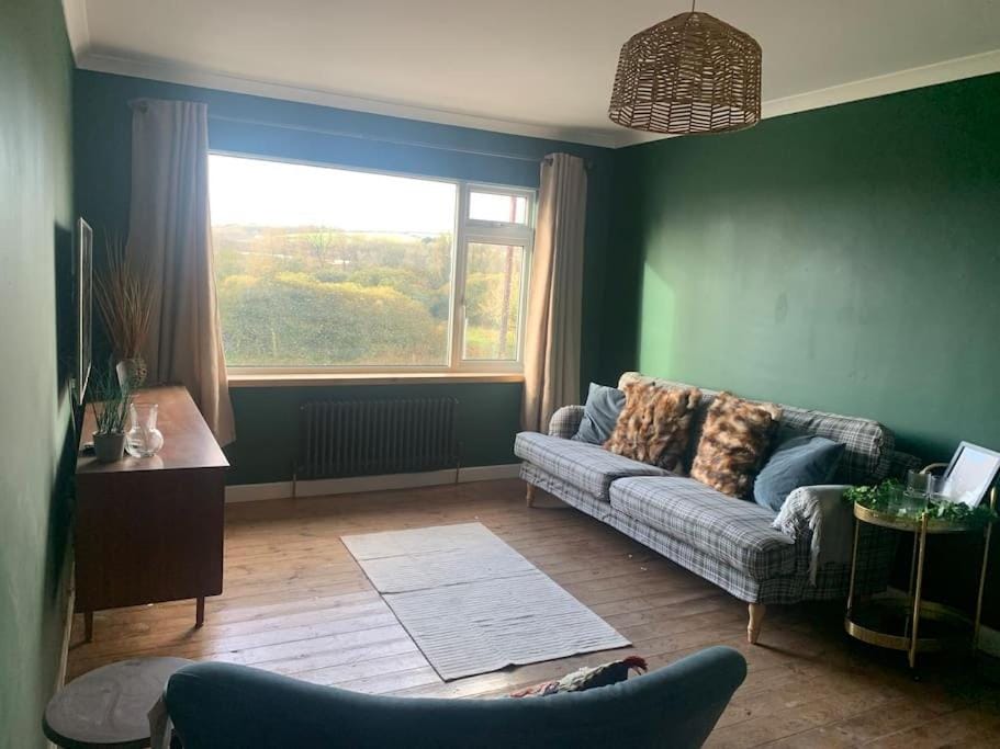 Tenby 2 bed flat with parking, plus pet Apartment in Wales