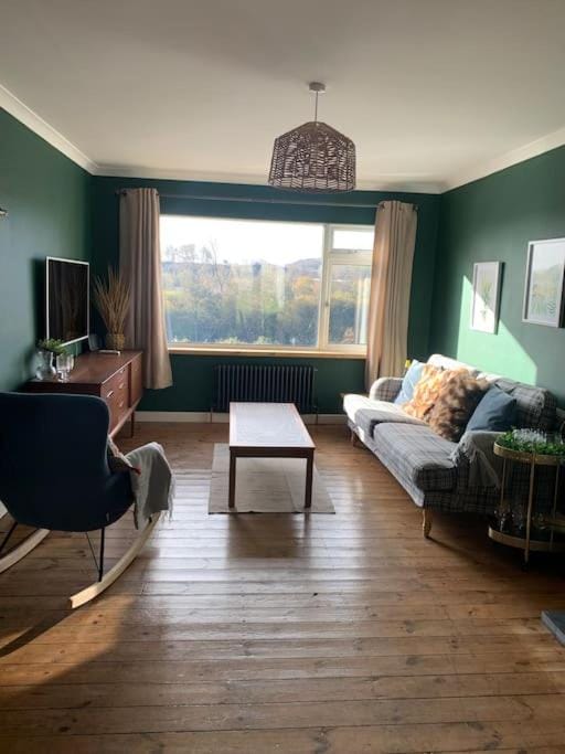 Tenby 2 bed flat with parking, plus pet Apartment in Wales