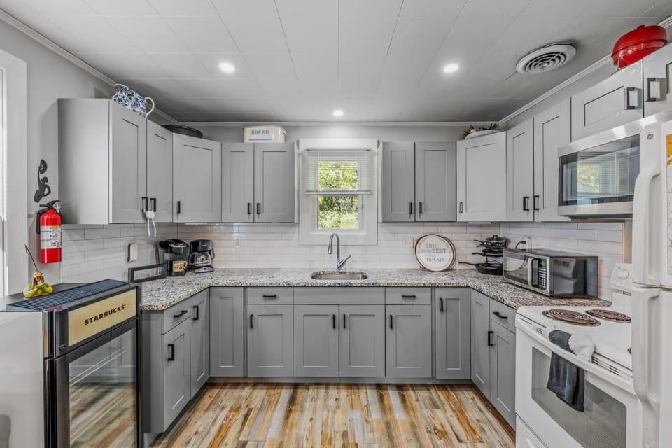 Coffee/tea facilities, microwave, oven, stove, kitchen