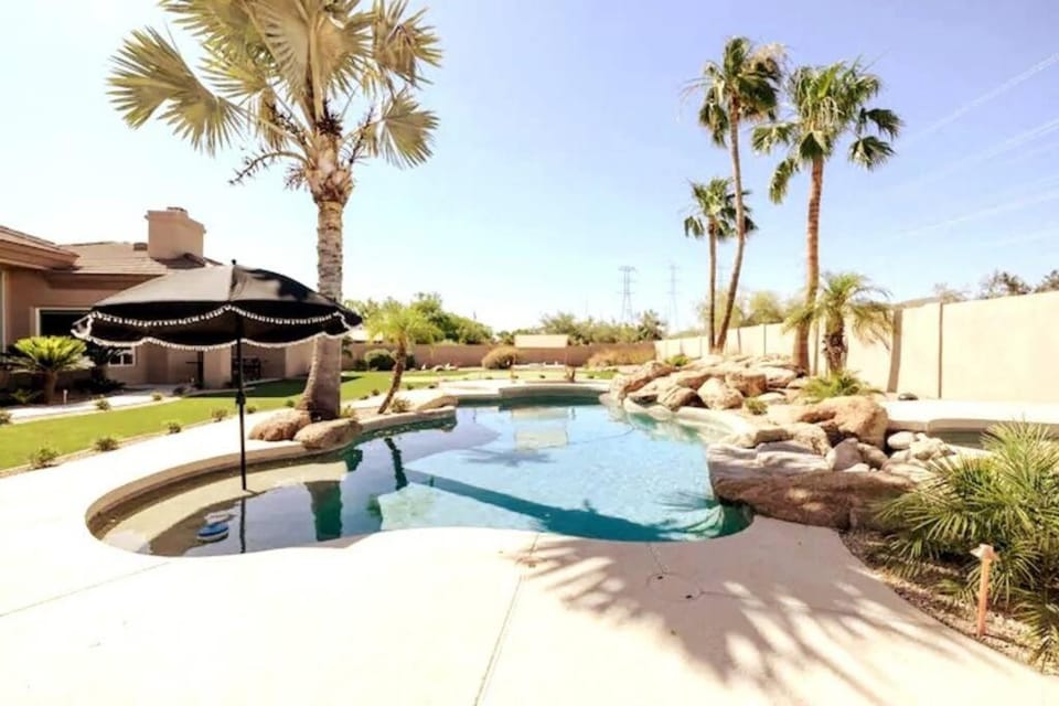 5 bd Luxury Oasis Heated Pool Spa Pickle Ball Apartment in Scottsdale