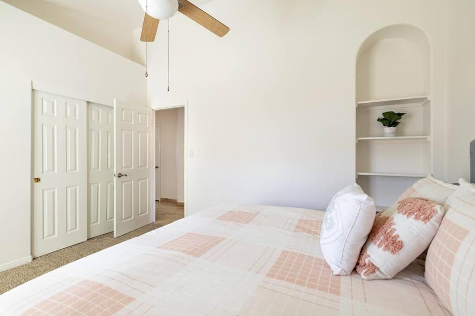 Stunning 5 Bed Luxury Oasis Heated Pool Hot Tub Apartment in Scottsdale