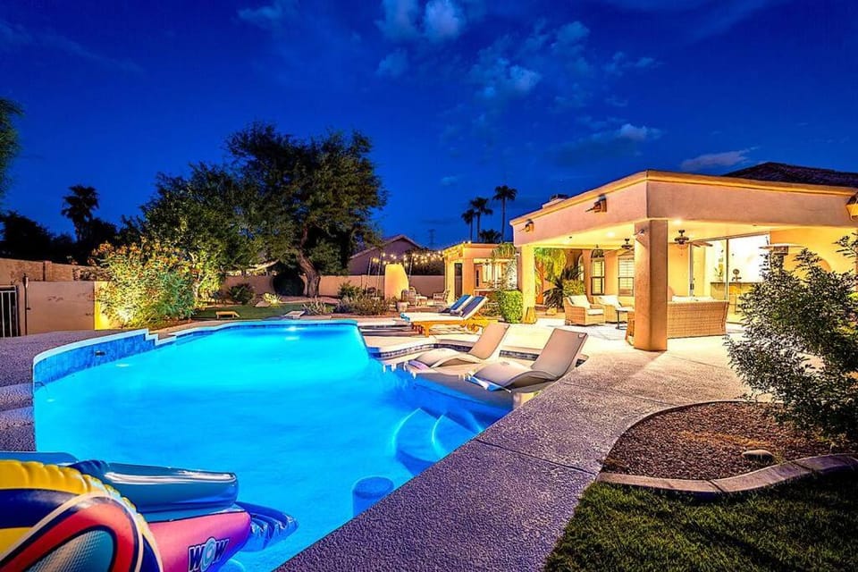 Stunning 5 Bed Luxury Oasis Heated Pool Hot Tub Apartment in Scottsdale