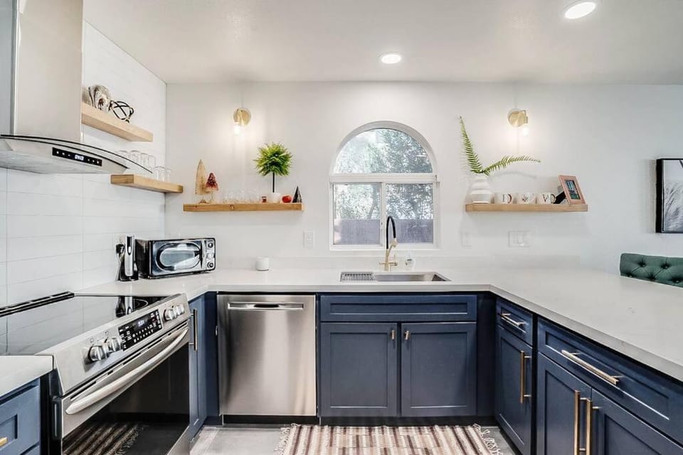 TPC Westworld Stylish 4 bed Private HotTub Apartment in Scottsdale