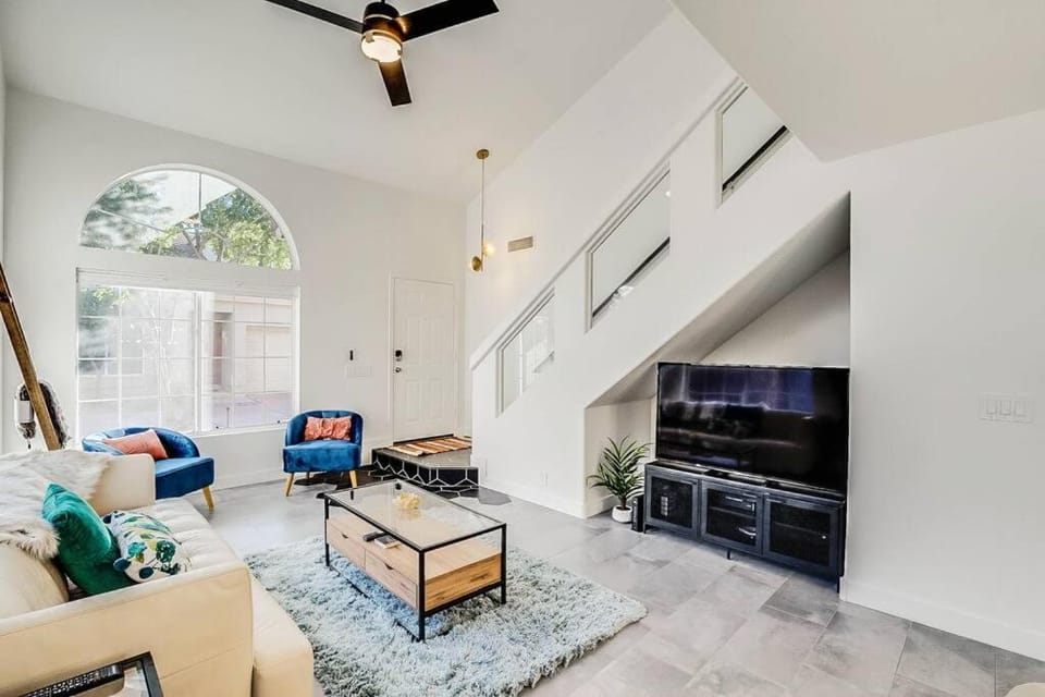 TPC Westworld Stylish 4 bed Private HotTub Apartment in Scottsdale
