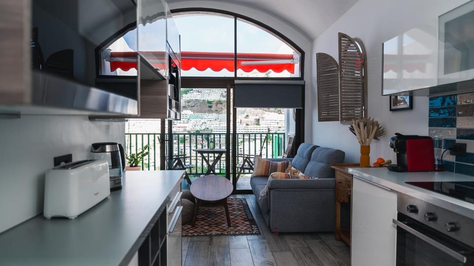 Kitchen or kitchenette, Living room, minibar, stove