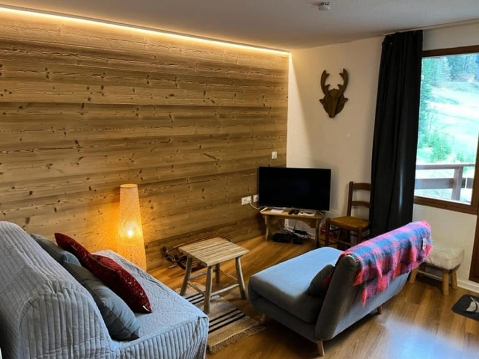 Bed, fireplace