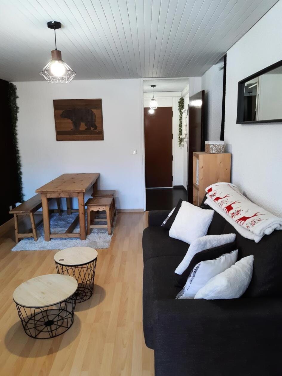 Bed, kitchen
