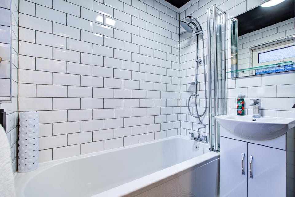 Chic Pet-Friendly Cottage, Fireplace, Wivenhoe House in Tendring District