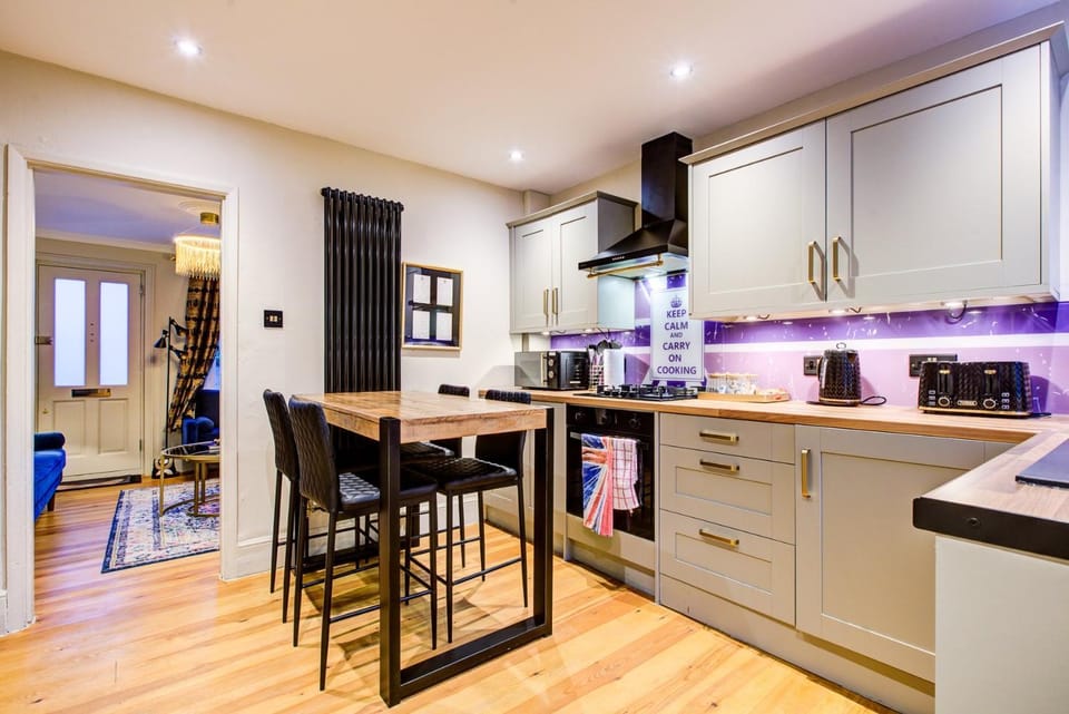 Chic Pet-Friendly Cottage, Fireplace, Wivenhoe House in Tendring District