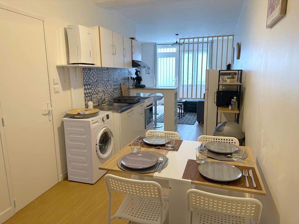 Coffee/tea facilities, Kitchen or kitchenette, Dining area, minibar, pet friendly, stove, toaster, washing machine