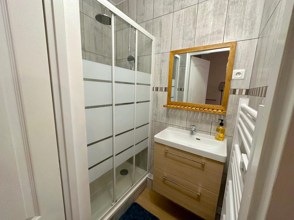 Shower, Bathroom, towels