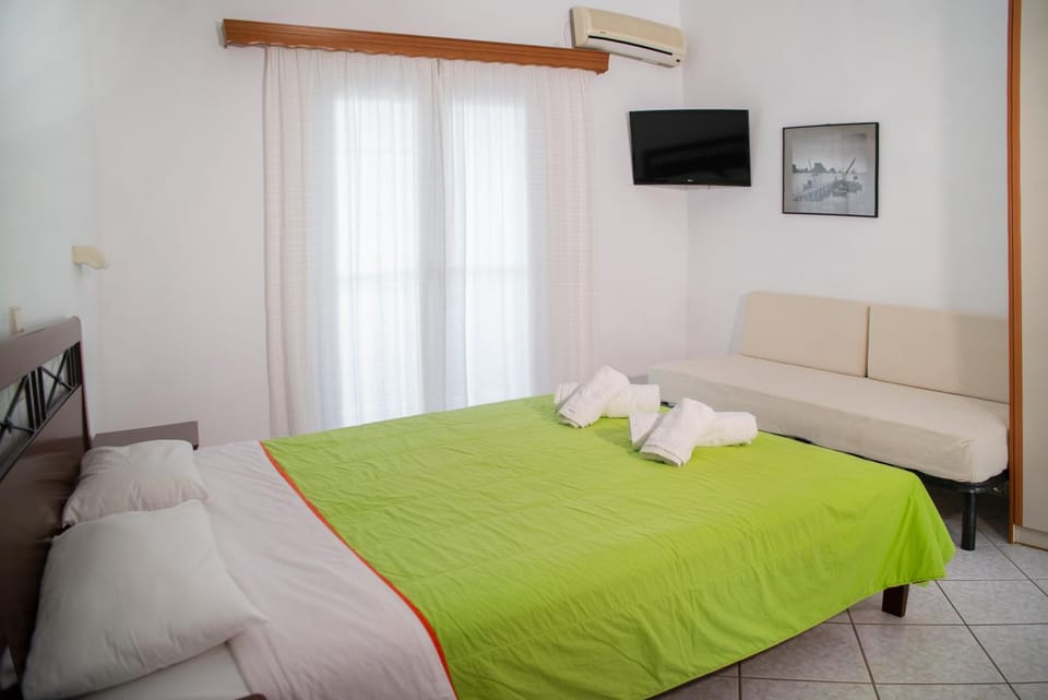 Bed, TV and multimedia, Photo of the whole room, Bedroom