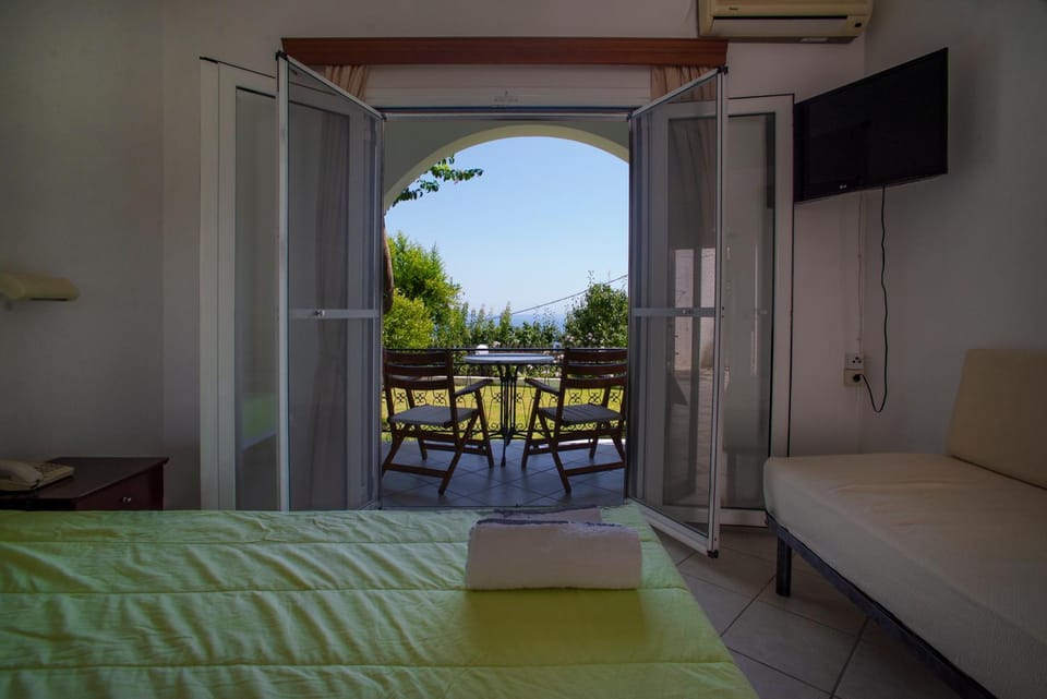 TV and multimedia, Balcony/Terrace, Photo of the whole room, air conditioner