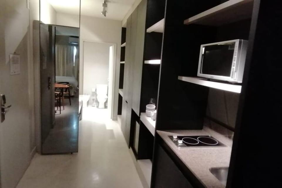 Kitchen or kitchenette, Photo of the whole room, minibar, stove
