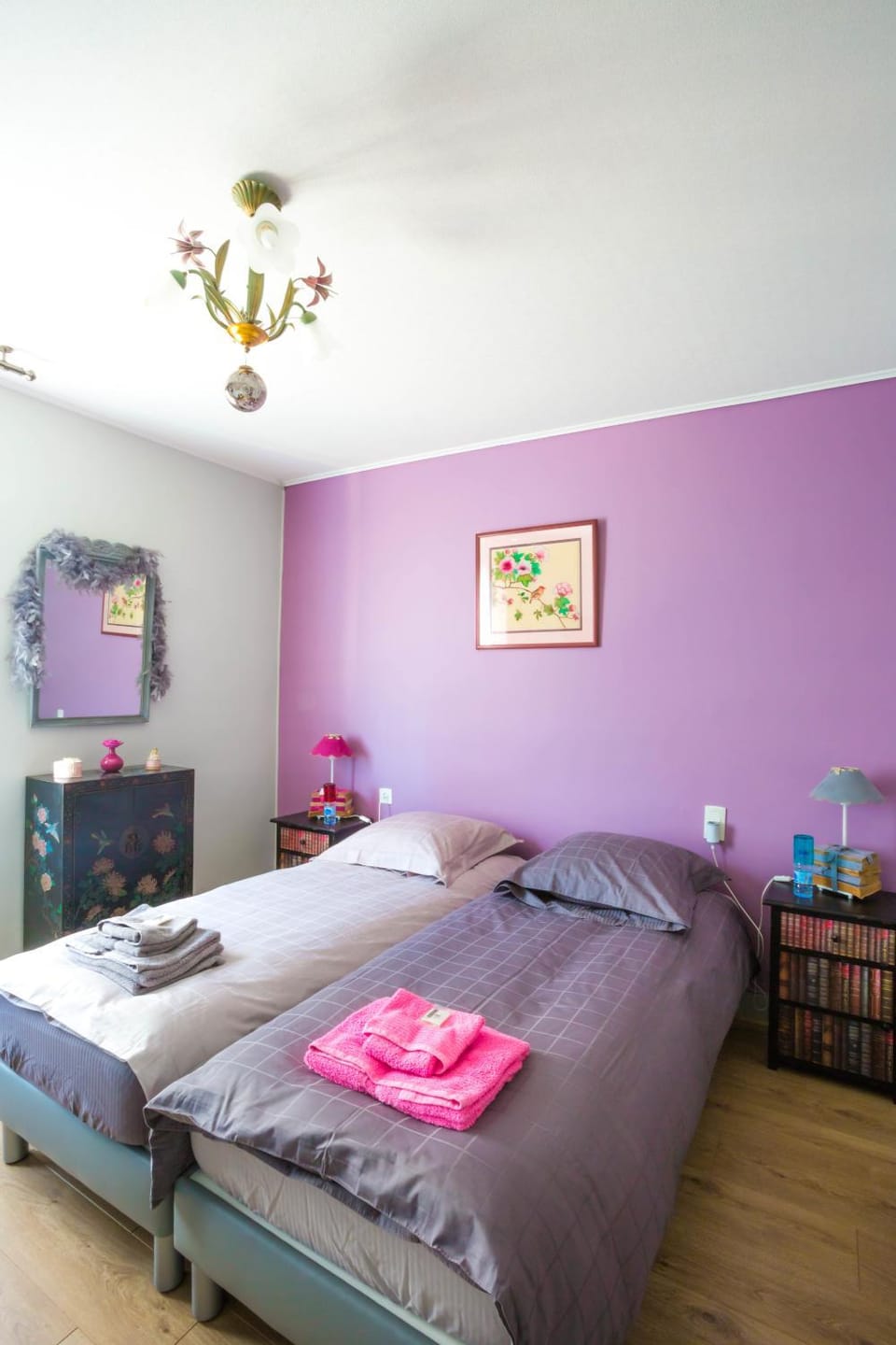 Photo of the whole room, Decorative detail