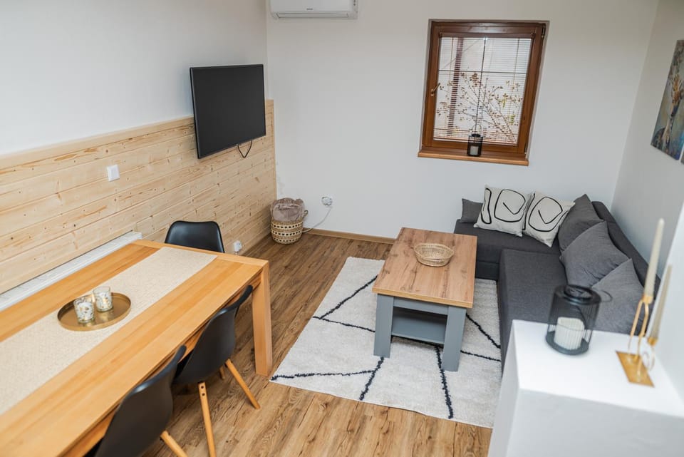 Communal lounge/ TV room, Living room, Seating area, Evening entertainment