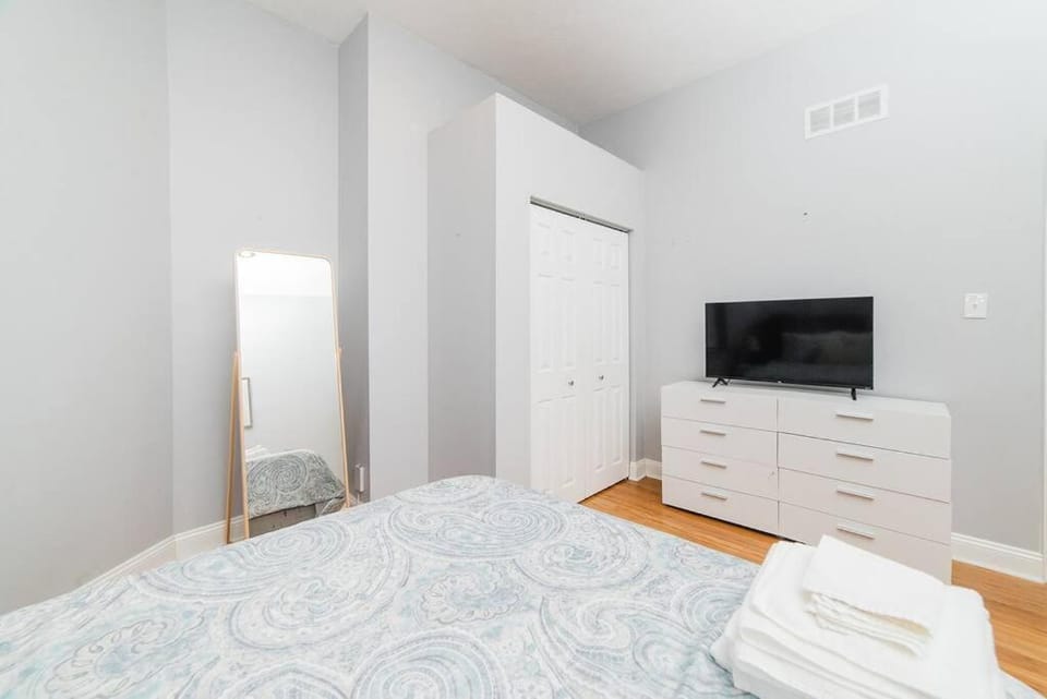 Bed, TV and multimedia, Bedroom, towels