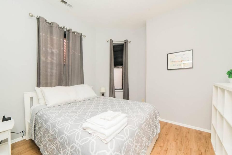 Bed, Bedroom, towels