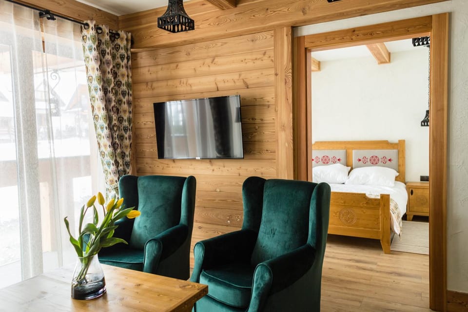 Bed, TV and multimedia, Living room, Photo of the whole room, Seating area, Bedroom