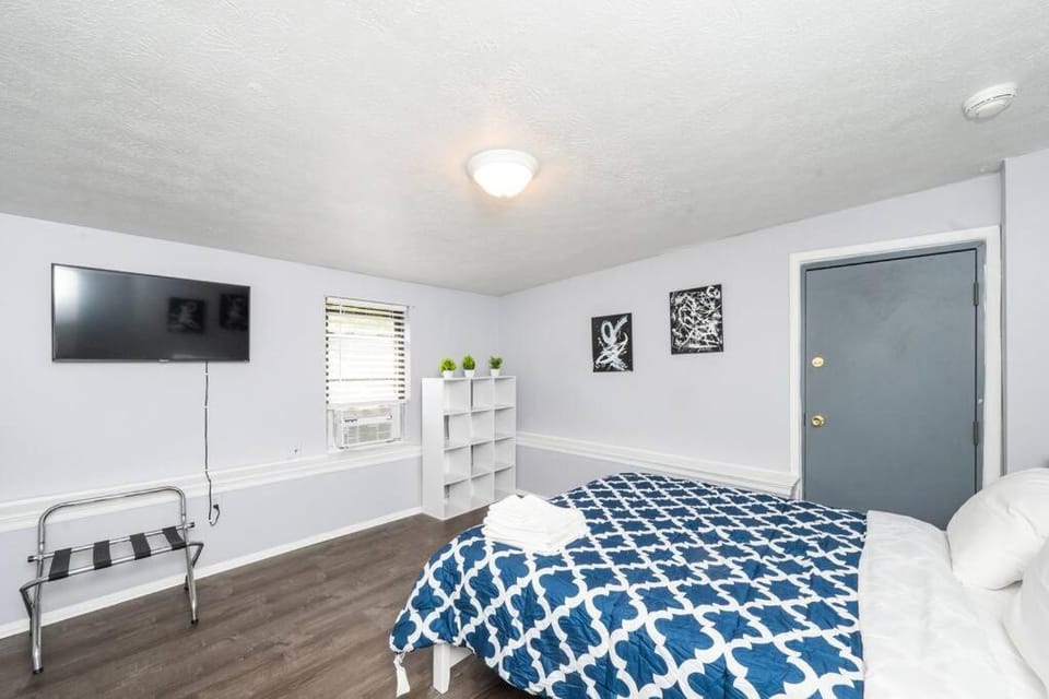 Bed, TV and multimedia, Photo of the whole room, Bedroom