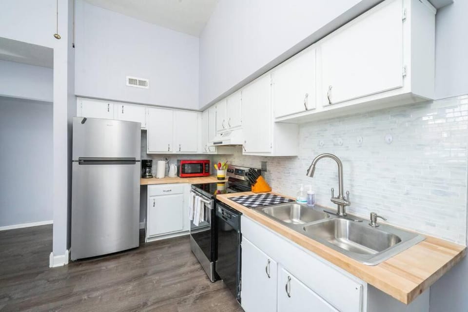 Kitchen or kitchenette, dishwasher, oven, pet friendly, stove, toaster