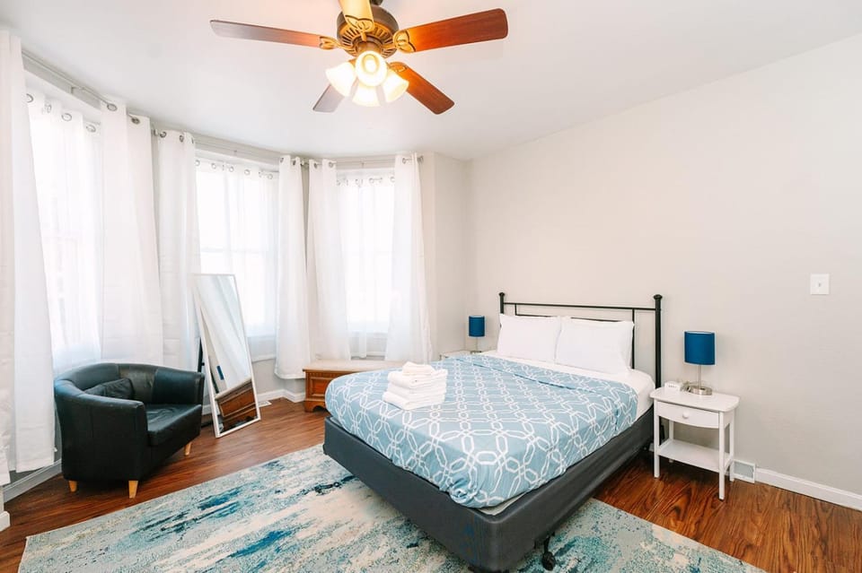 Bed, Seating area, Bedroom